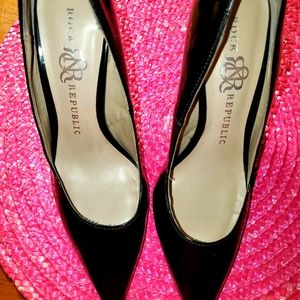 Rock & Republic Black Pumps w Gold heels Sz 5.5